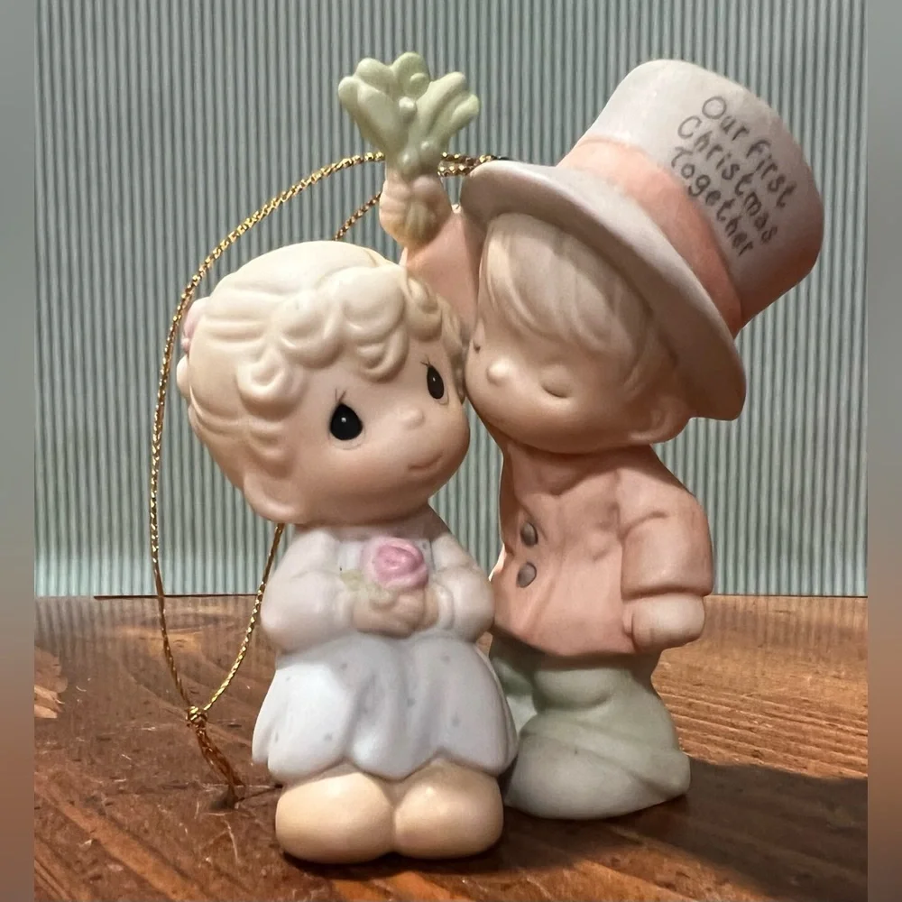 VTG PRECIOUS MOMENTS 2001 OUR FIRST CHRISTMAS TOGETHER PORCELAIN ORNAMENT 878855